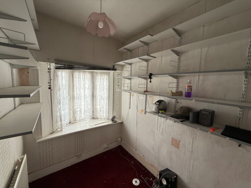 Lot: 142 - THREE-BEDROOM MID-TERRACE HOUSE FOR IMPROVEMENT - Bedroom 3